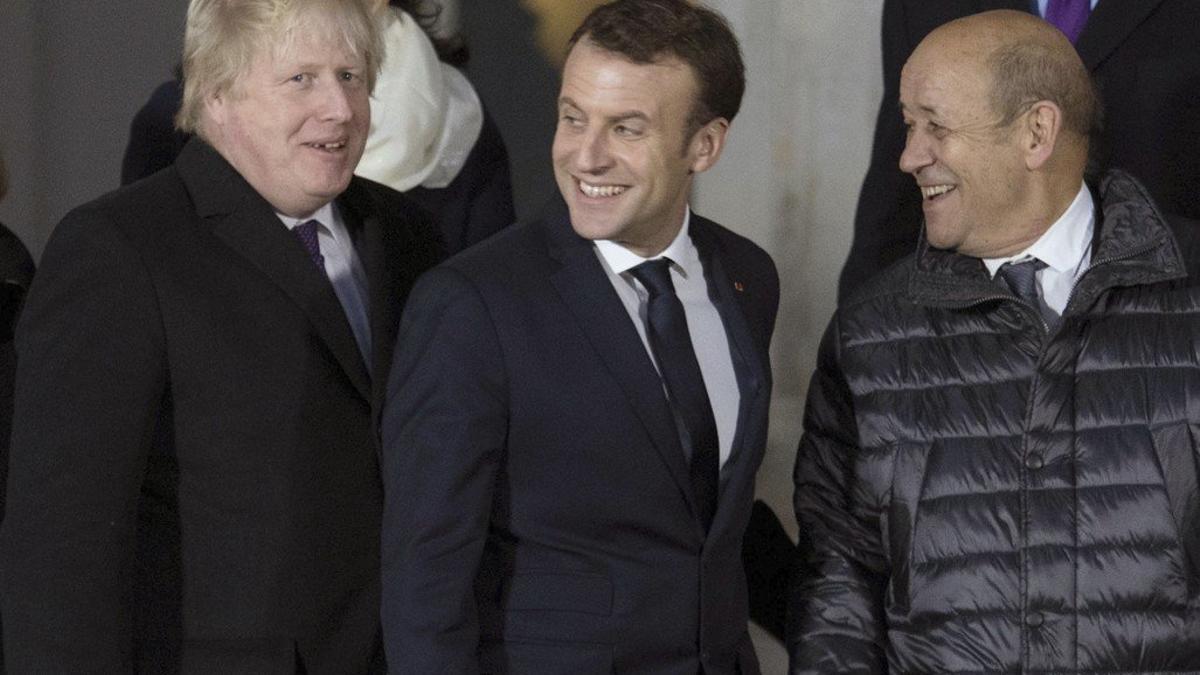 El ministro de Asuntos Exteriores, Boris Johnson, al lado del primer ministro francés, Emmanuel Macron durante la cumbre sobre seguridad, inmigración y cooperación en defensa que ha tenido lugar este jueves en la Real Academia Militar de Sandhurst.