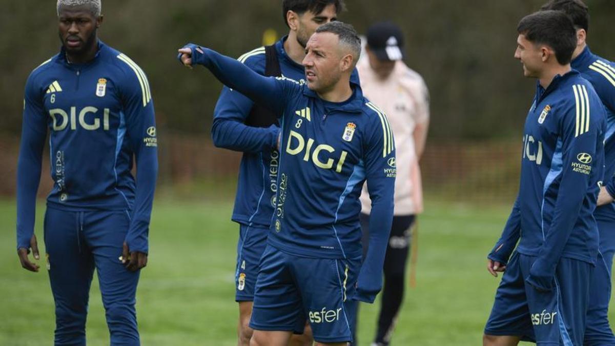 Cazorla, en primer término, con Sibo, Costas y Thiago Fernández, ayer en El Requexón. | ELOY ALONSO / EFE