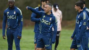 Cazorla, en primer término, con Sibo, Costas y Thiago Fernández, ayer en El Requexón. | ELOY ALONSO  / EFE