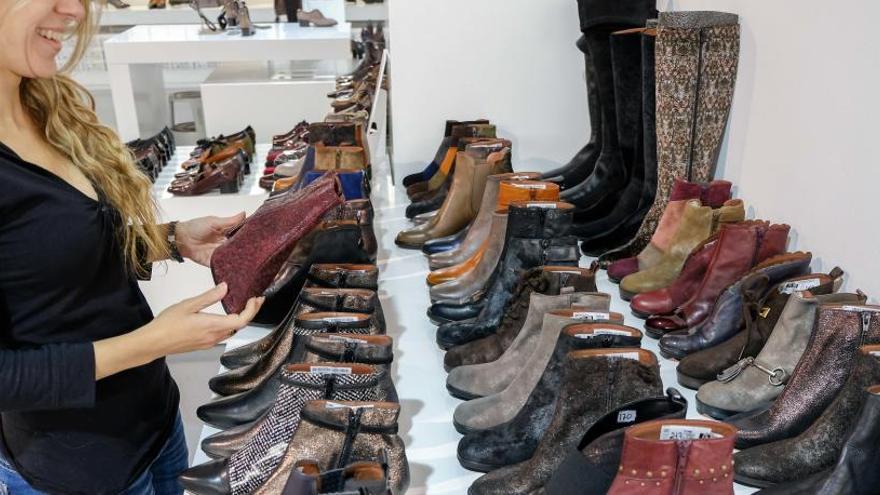 Una joven observando los modelos de calzado femenino en la outlet de Hispanitas en Petrer