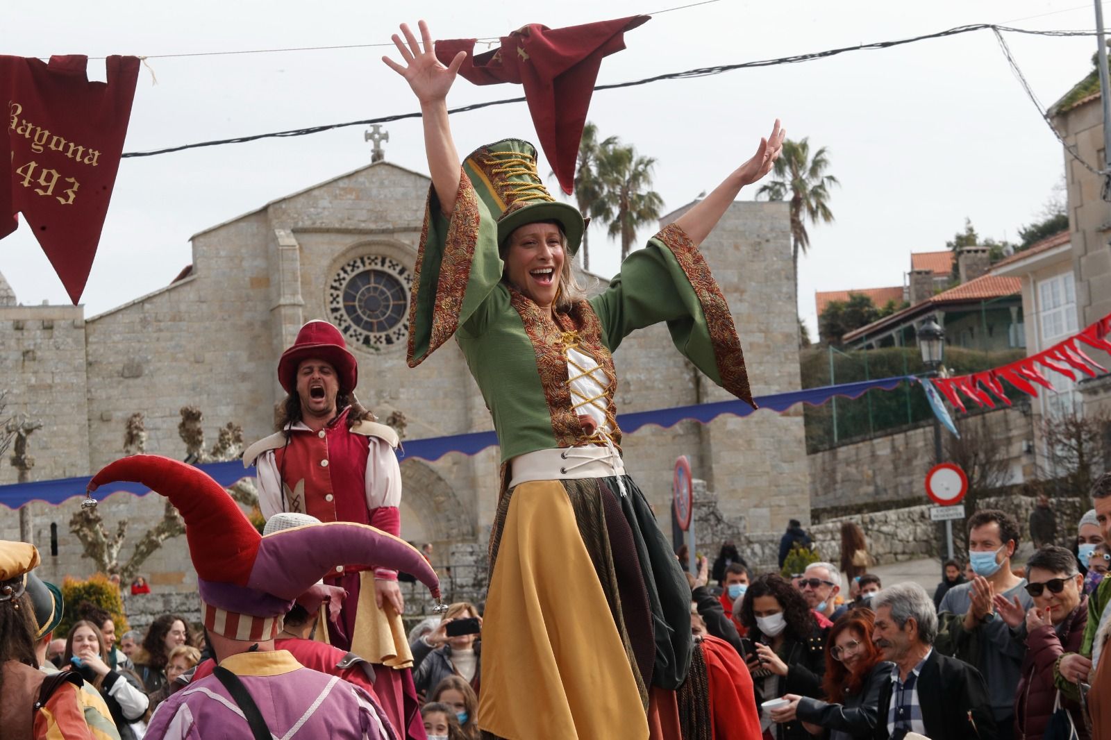 Así vive Baiona el regreso de la Arribada: justa de caballeros , esgrima y talleres de artesanía