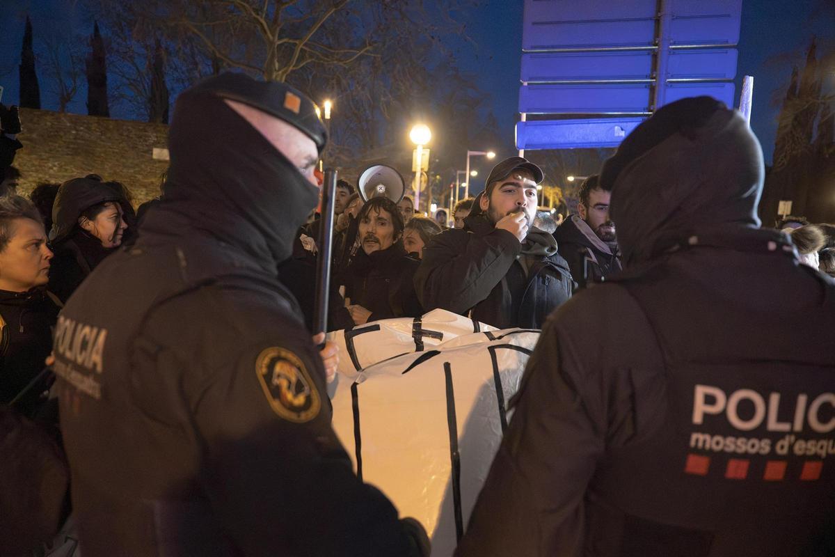 Los profesores cortan la ronda litoral en la jornada de huelga de docentes. En la foto, en un primer momento los profesores en huelga se encaran con los Mossos d’Esquadra antes de cortar la ronda litoral a la altura de la Barceloneta Los profesores cortan la ronda litoral en la jornada de huelga de docentes. En la foto, en un primer momento los profesores en huelga se encaran con los Mossos d’Esquadra antes de cortar la ronda litoral a la altura de la Barceloneta