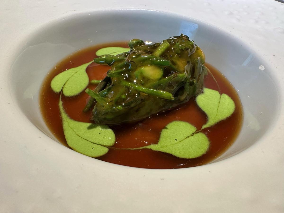 Revuelto de trigueros con jugo de cebolla y espinacas