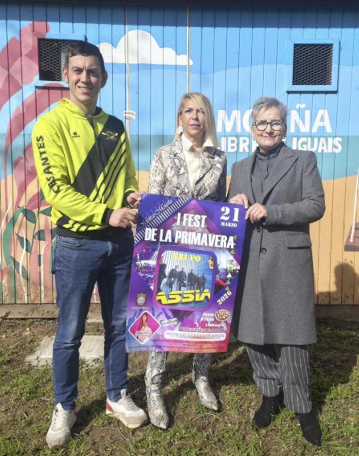 Representantes de Concello y organización, con el cartel.