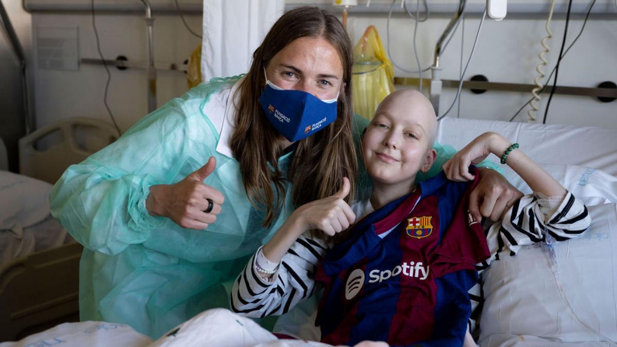 Irene Paredes visita a Aina, una niña de 12 años que está ingresada en el Hospital de Sant Pau