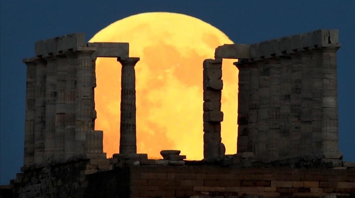 undefined44466665 a full moon rises behind the temple of poseidon before a lun180727210118