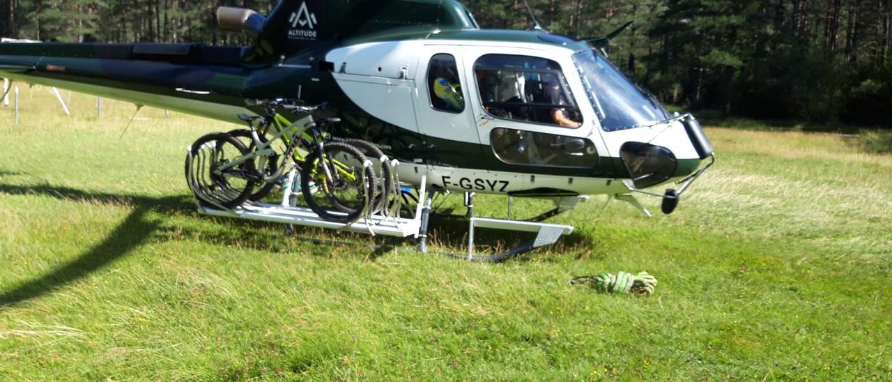 Un helicóptero, con varias bicicletas cargadas, justo antes de emprender el vuelo.