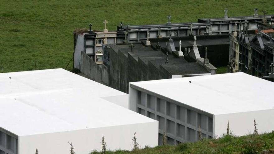 Los nuevos nichos, junto al viejo cementerio de Figueiroa que será regularizado mañana. // Bernabé / V.E.