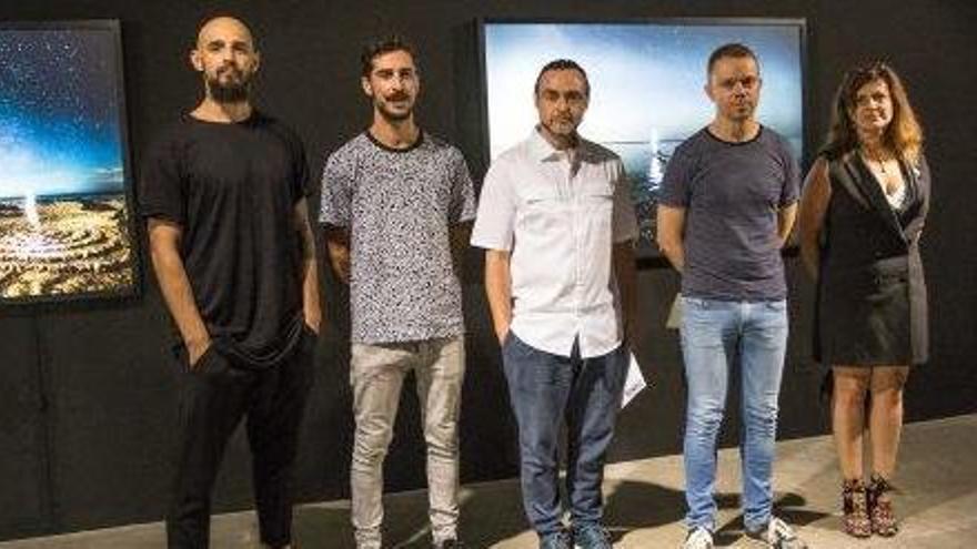 En orden. Suso33, Vitorino y Javier Gómez junto el conseller de cultura.