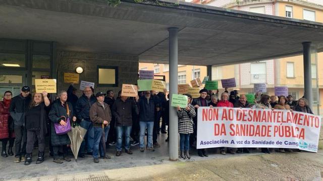 La concentración de ayer ante el centro de salud cangués. | // A.V.S.