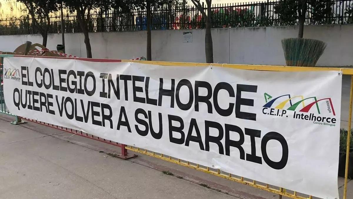 Pancarta frente al colegio de Intelhorce.