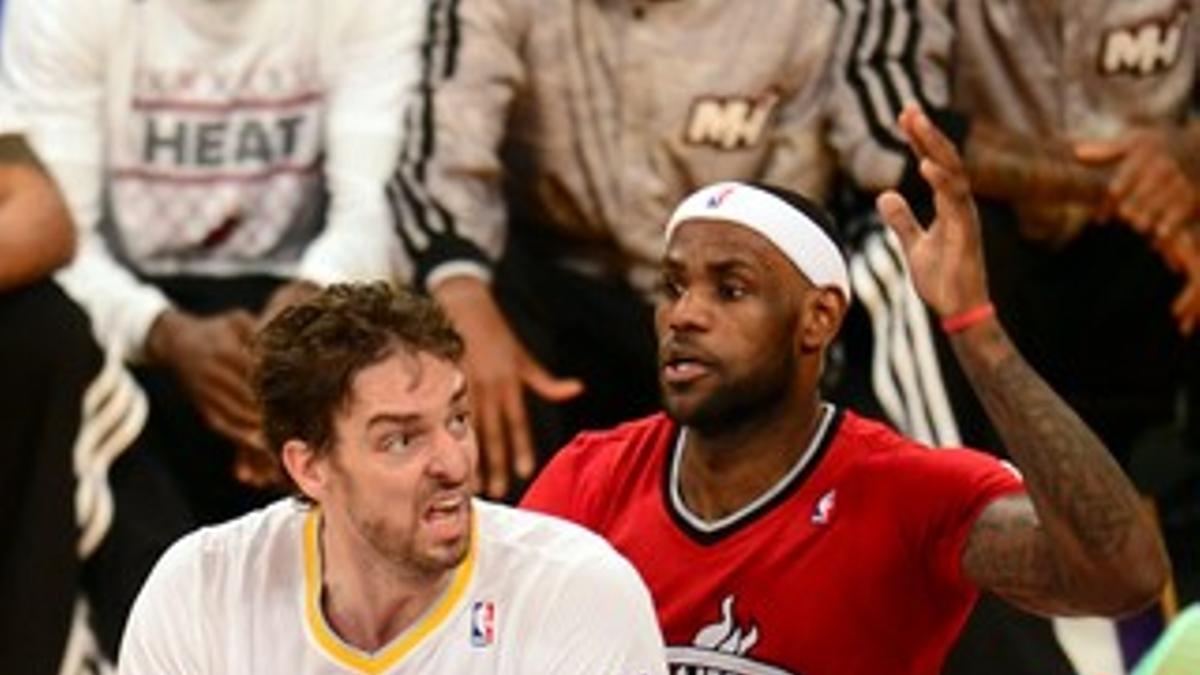 Pau Gasol intenta lanzar a canasta ante Lebron James durante el partido Lakers-Miami.