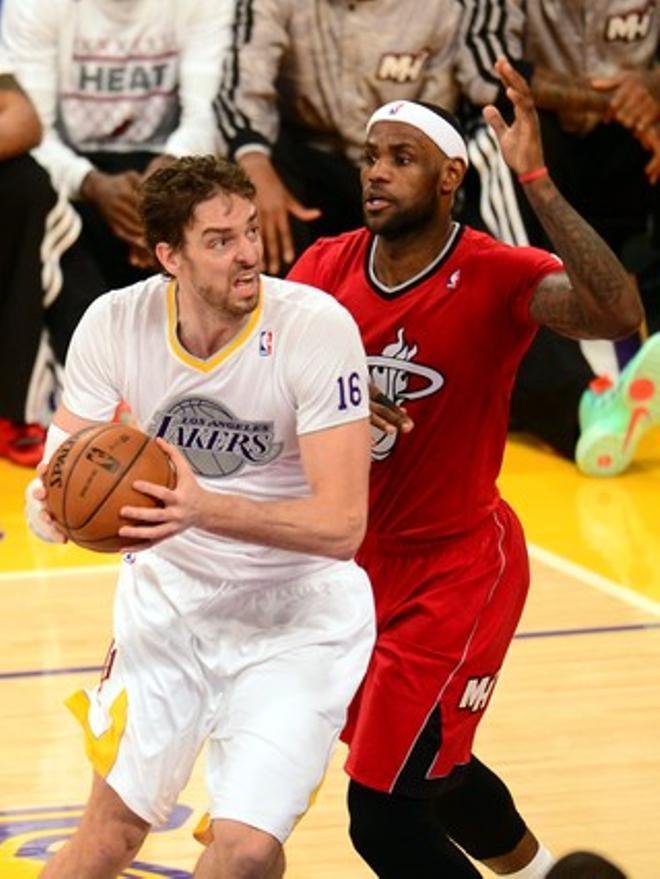 Pau Gasol intenta lanzar a canasta ante Lebron James durante el partido Lakers-Miami.