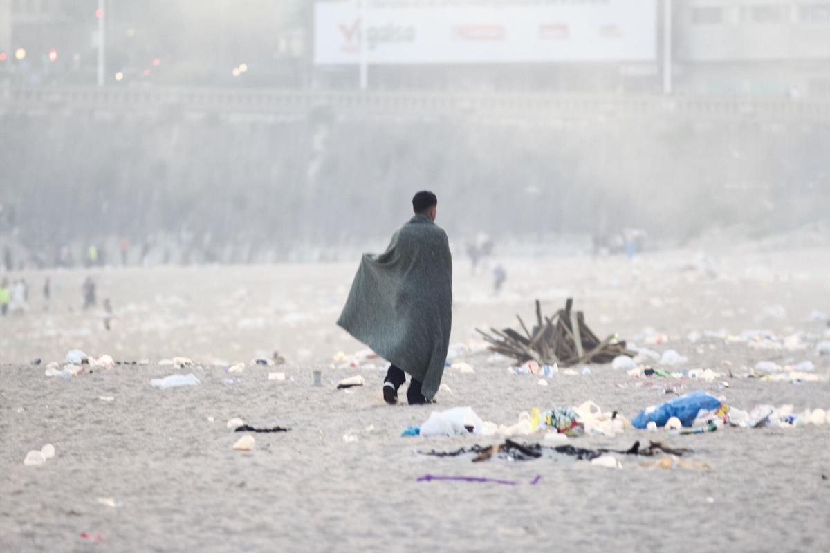 Más de 200.000 personas celebraron San Juan en una noche sin incidencias destacadas, con menos intoxicaciones etílicas y la mitad de basura en las playas que hace un año. Más de 200.000 personas celebraron San Juan en una noche sin incidencias destacadas, con menos intoxicaciones etílicas y la mitad de basura en las playas que hace un año.