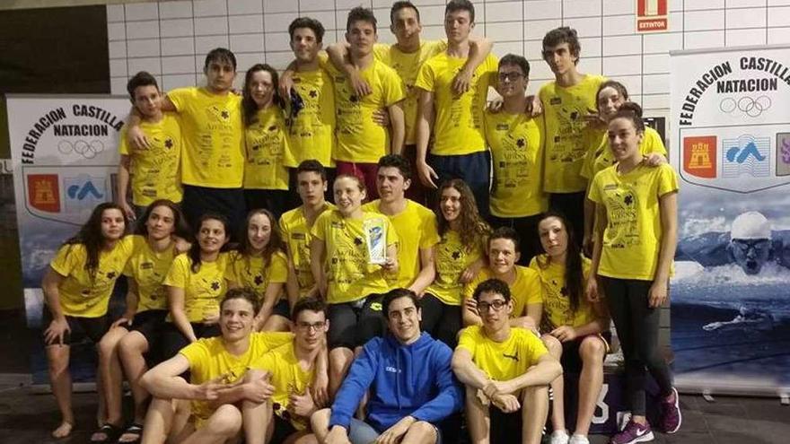 Los nadadores del CD Natación Zamora posan con el trofeo de campeones regionales.