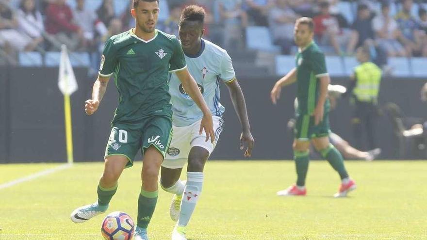 Dani Ceballos controla el balón, vigilado de cerca por Pape Cheikh. // Jose Lores