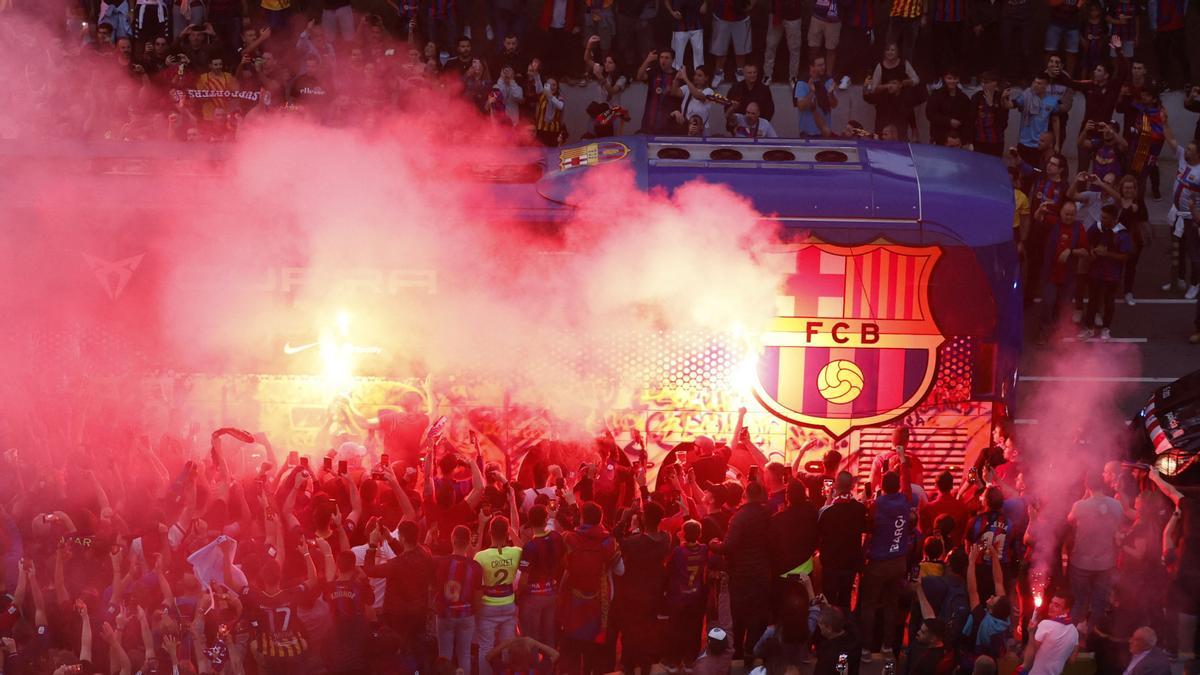 Aficionados blaugrana reciben al autocar del FC Barcelona