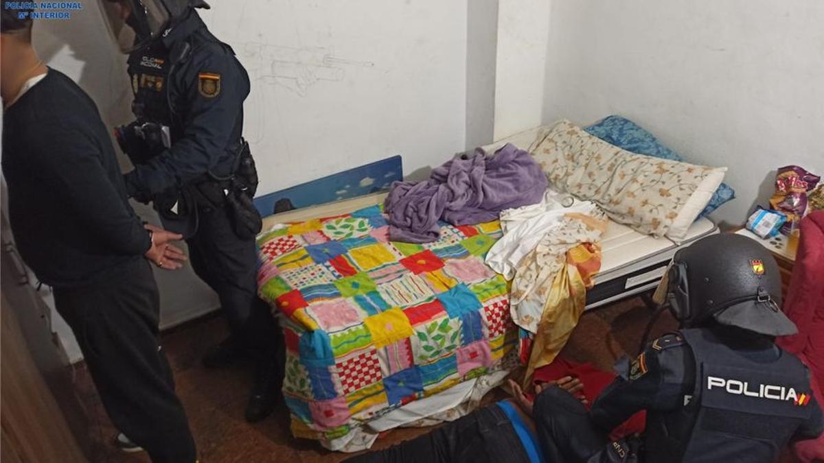 Dos detenidos en Palma por facilitar drogas a menores tuteladas a cambio de sexo.  / CNP