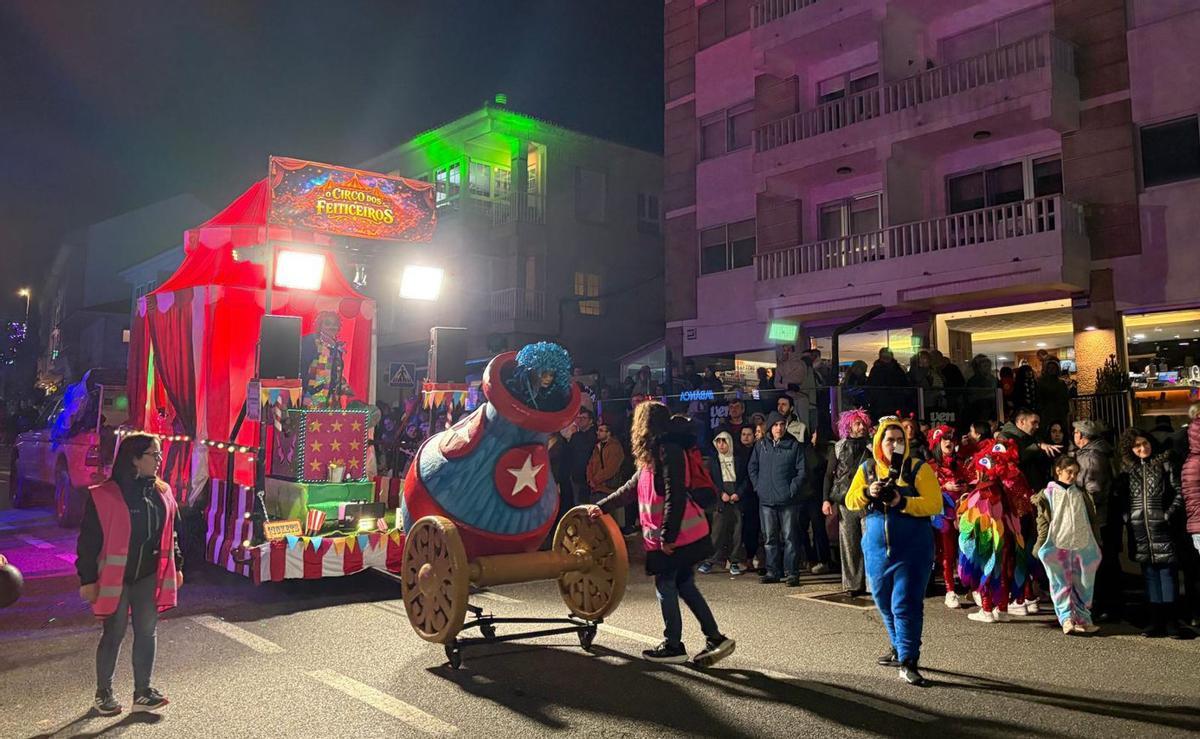 Doce comparsas enchen de fantasía as rúas nigranesas |