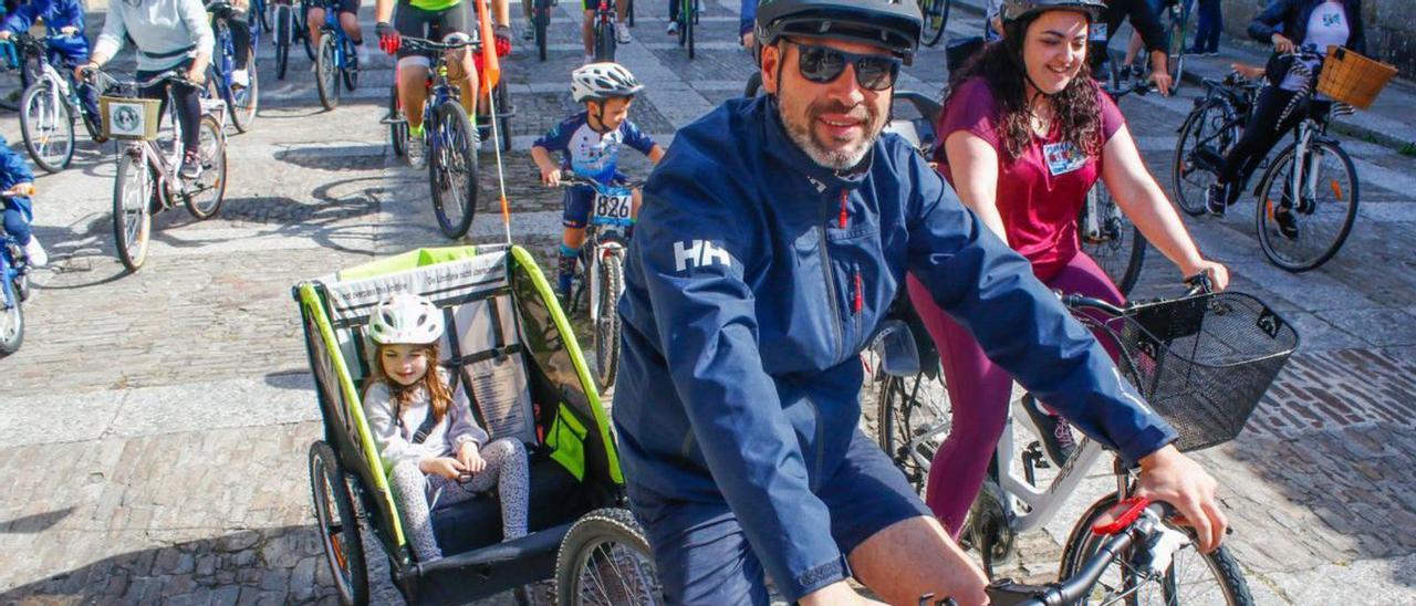 Un hombre lleva a una niña en el remolque de su bicicleta. |   // IÑAKI ABELLA