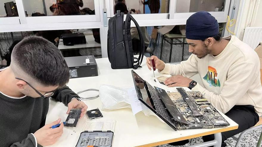 Alumnos del IES Jaume II de Tavernes de la Valldigna expondrán en Aldaia su proyecto para reparar ordenadores de la zona dana