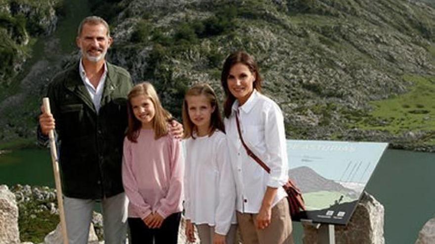 Los Reyes Felipe y Letizia, junto a sus hijas, Leonor y Sofía, en los lagos de Covadonga.