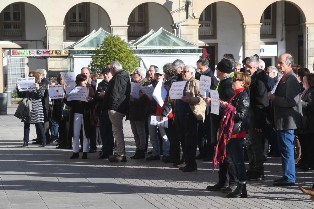 O Castrillón convoca a varias entidades y residentes a título individual antes del pleno para pedir a los grupos municipales que aprueben el presupuesto para este año.