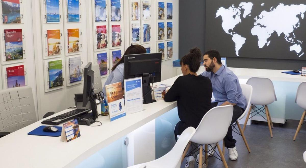 Dos clientes en una agencia de viajes.