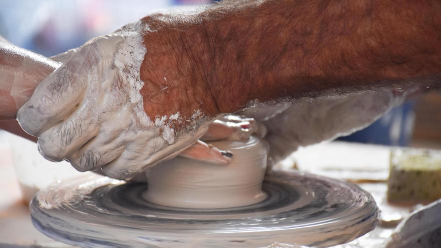 Los profesionales de la artesanía toman las calles de Manises