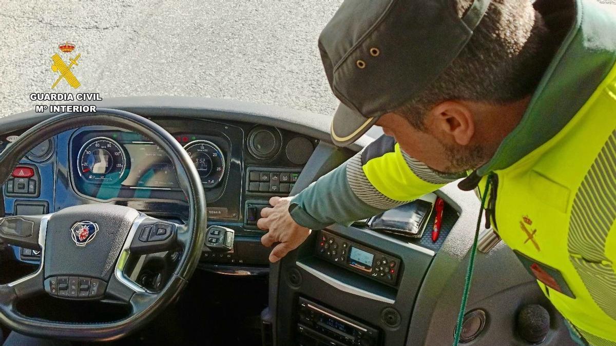 Agente de la Guardia Civil durante la investigación por falsedad documental.