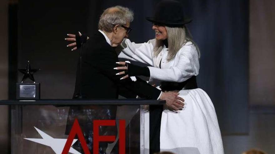 Diane Keaton se dispone a abrazar a Woody Allen.