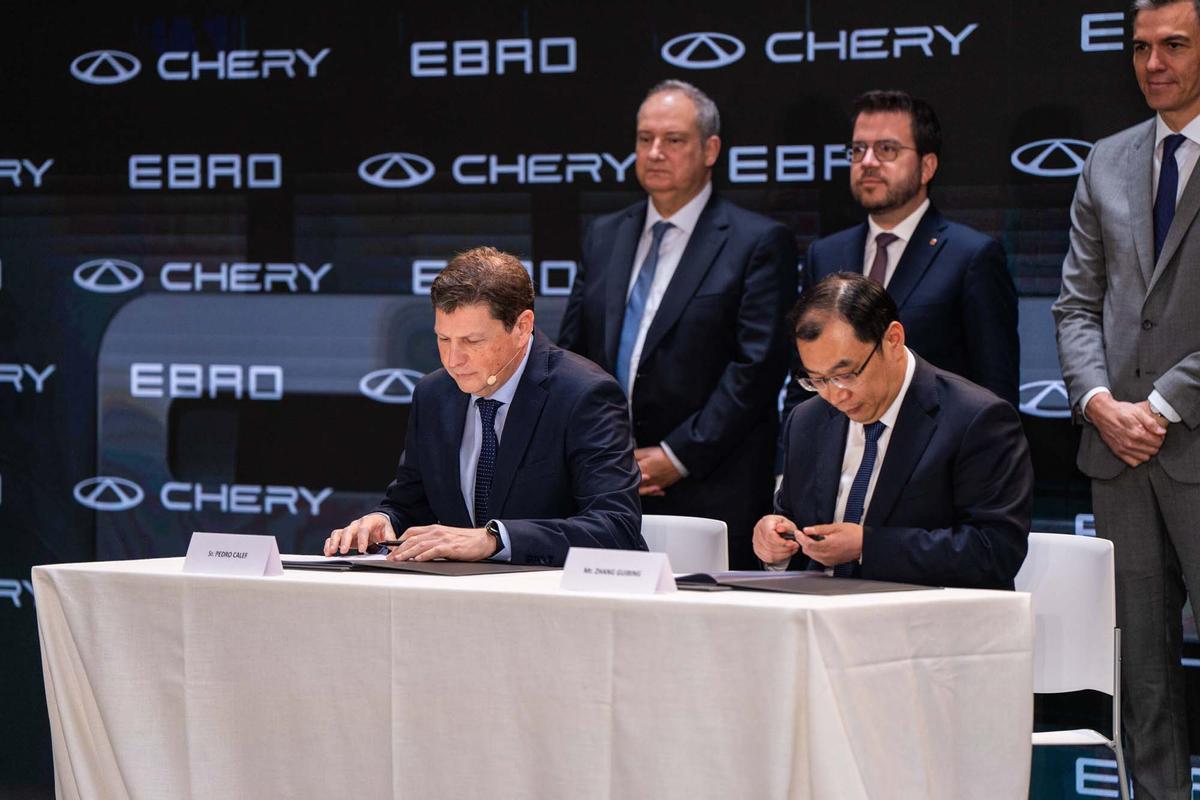 Acto oficial de apertura de la fábrica de Chery y Ebro en Barcelona con Pere Aragones, Pedro Sanchez y  Jordi Hereu.