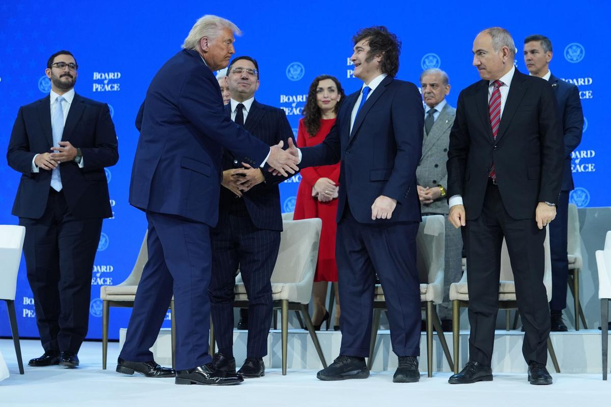 Davos, Suiza. 22 de enero de 2026. El presidente de Estados Unidos, Donald Trumo, estrecha la mano de los miembros fundadores del Consejo de Paz para Gaza.