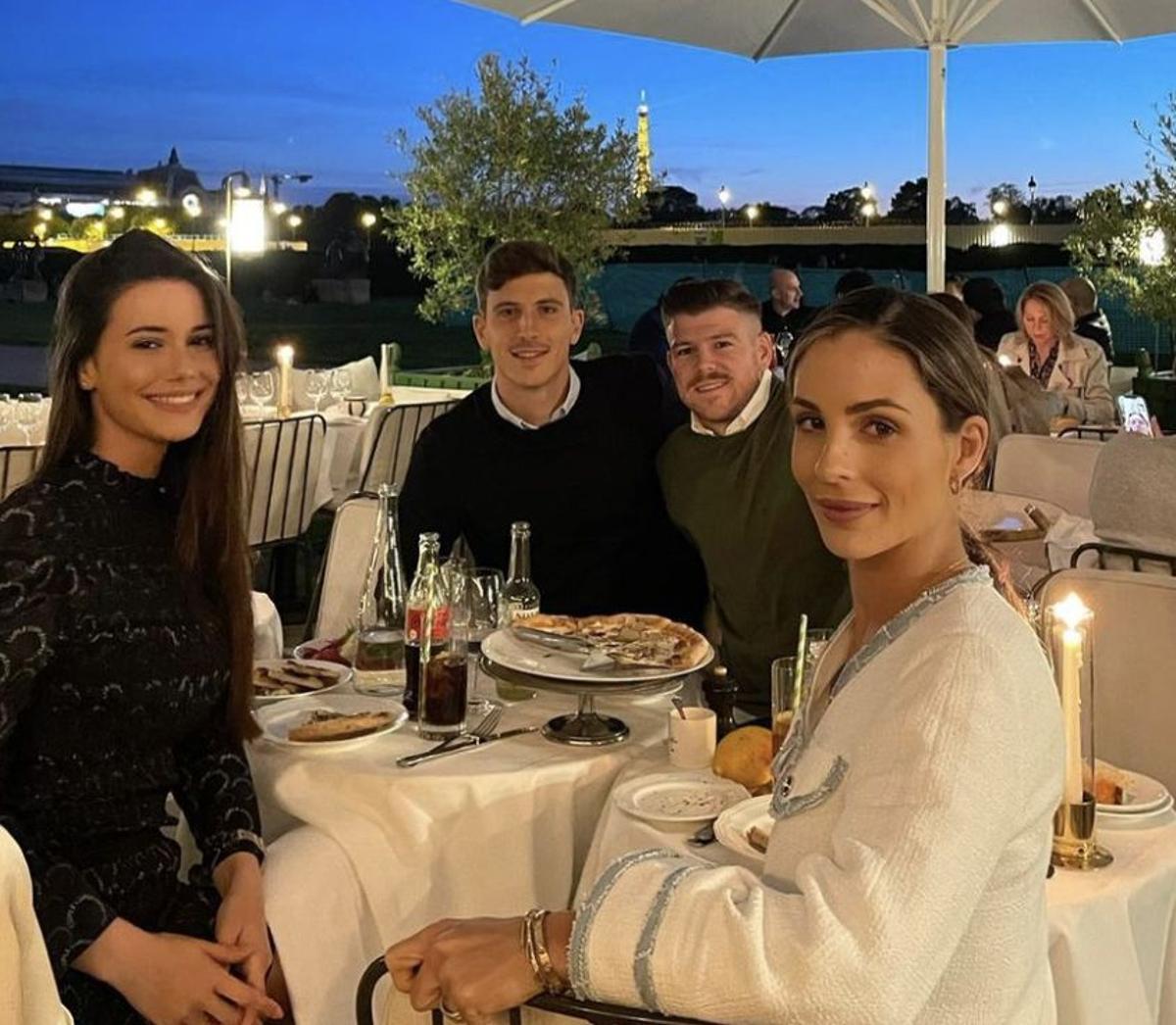 Alberto Moreno y Pau Torres disfrutan en París de sus vacaciones