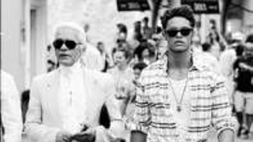 Karl Lagerfeld : EL DISEÑADOR, CON SU MODELO FETICHE