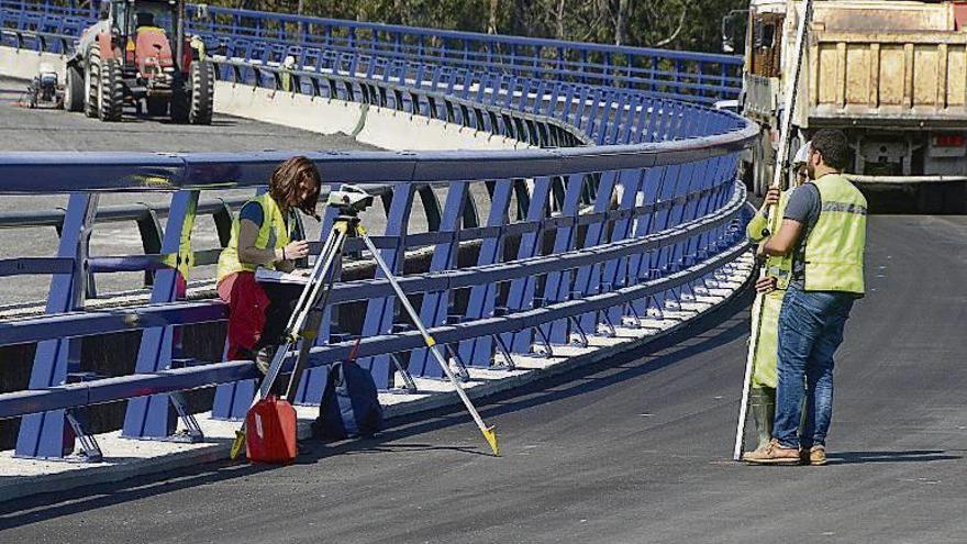 Operarios y técnicos apuran las obras en la futura autovía. // G. Núñez