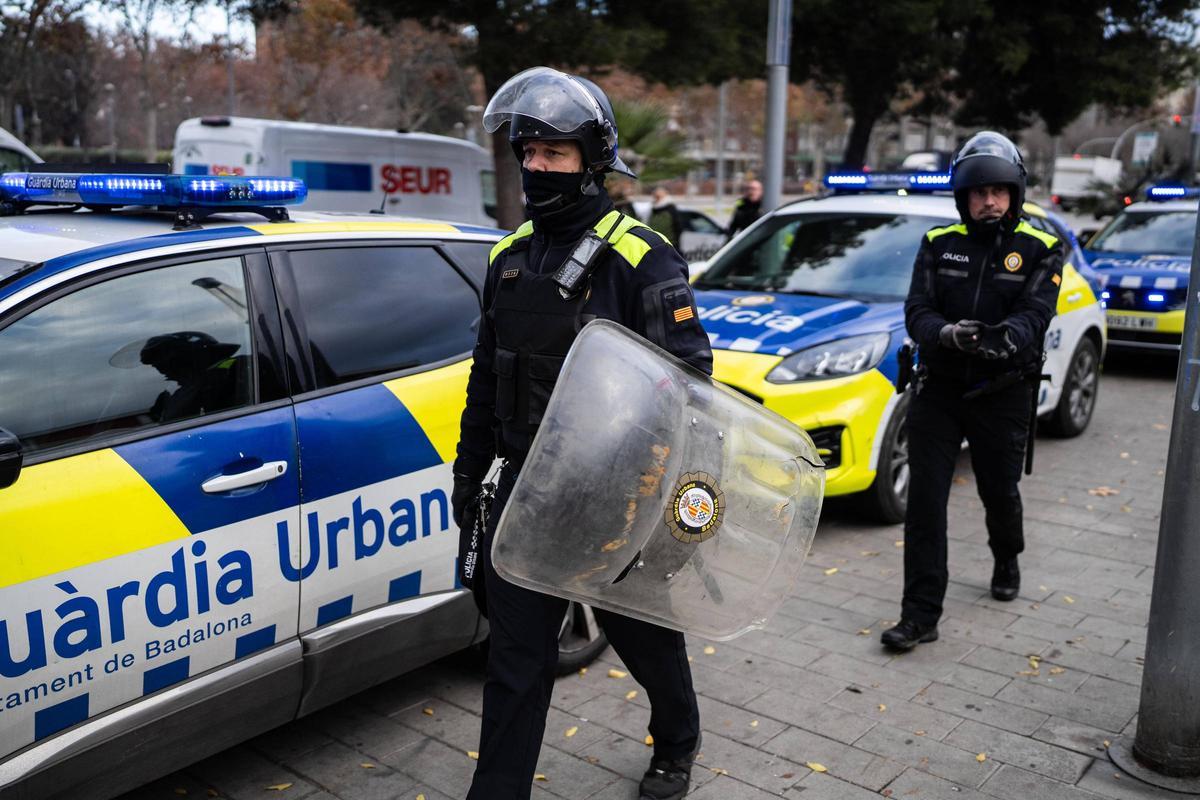 Operativo policial para desmontar la acampada de los desalojados del B9