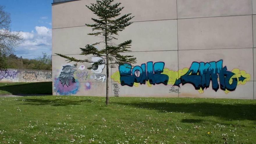 Vecinos de Lugo piden la limpieza de los grafitis de la zona deportiva