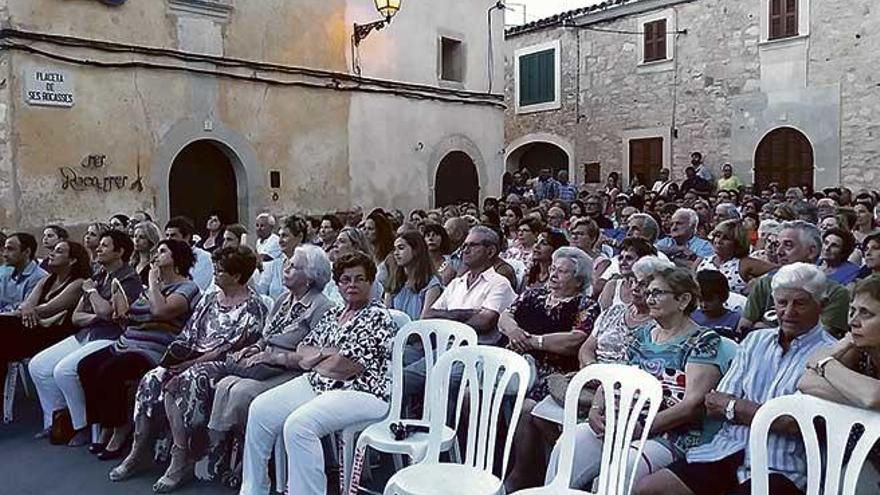 El diseñador Pons durante su discurso y el público asistente a la ´placeta´ de ses Rocasses.