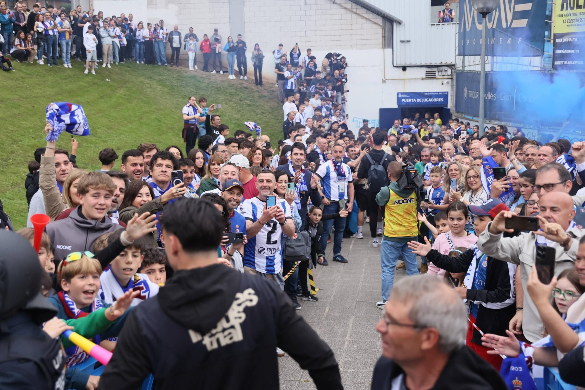 EN IMÁGENES: Avilés se tiñe de blanquiazul para la final por el ascenso ante el Rayo Majadahonda