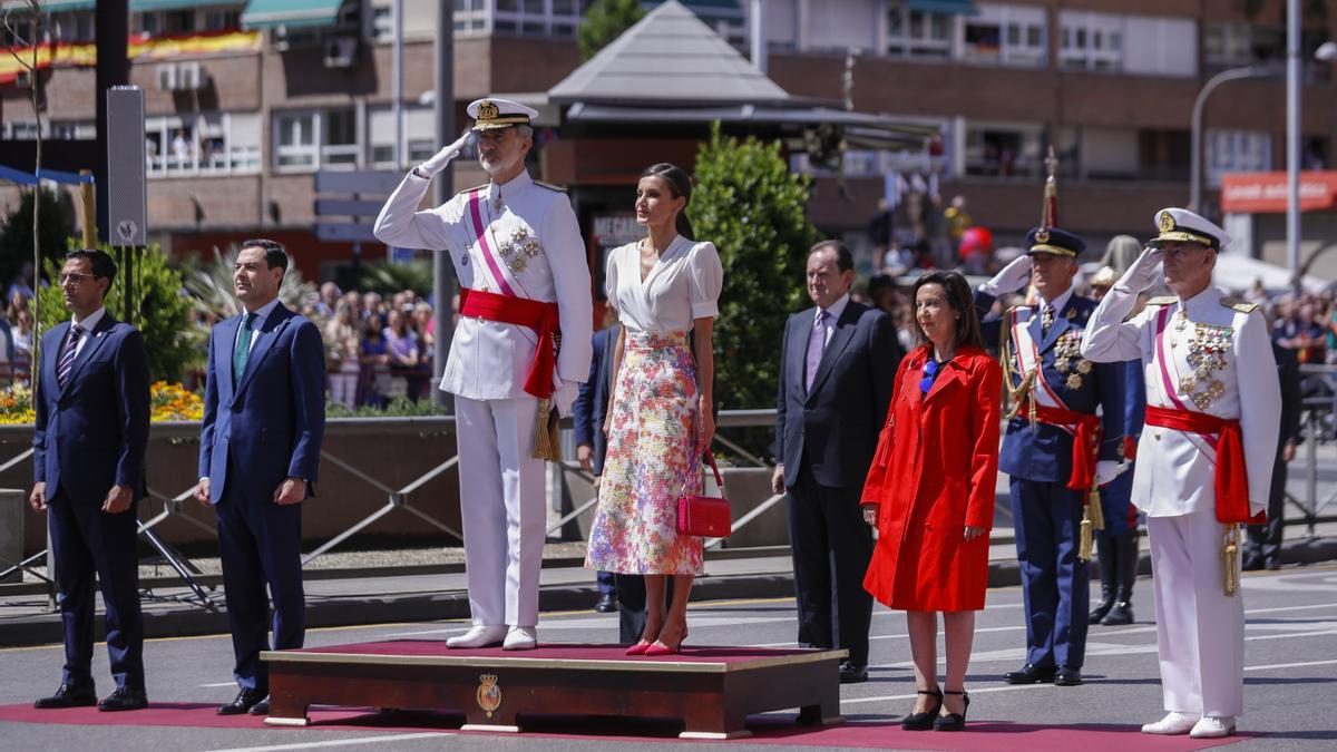 Los Reyes presiden el desfile del Día de las Fuerzas Armadas en Granada