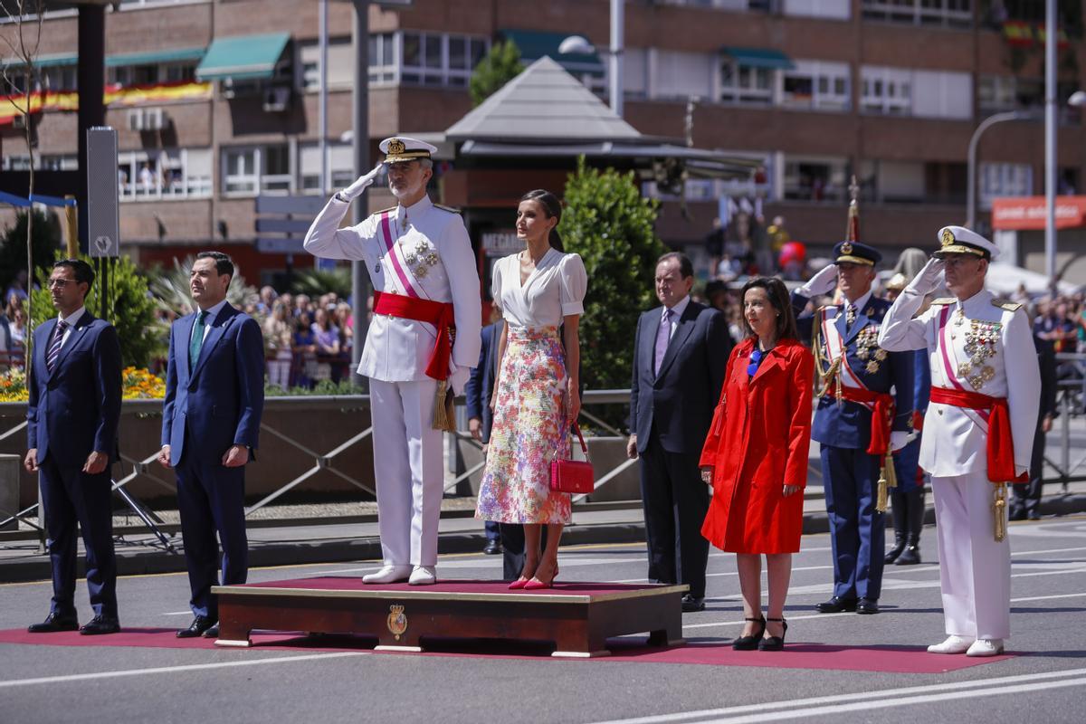 Los Reyes presiden el desfile del Día de las Fuerzas Armadas en Granada