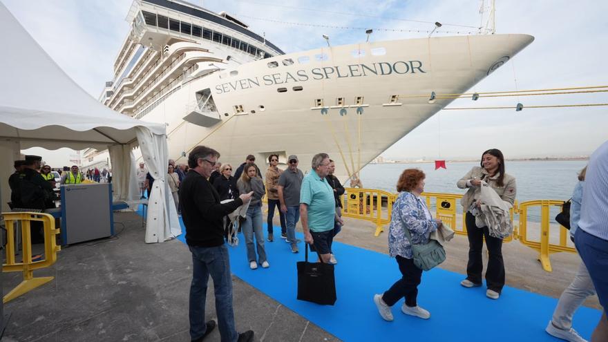 Vídeo: Así ha sido la llegada del primer crucero del año al puerto de Castellón