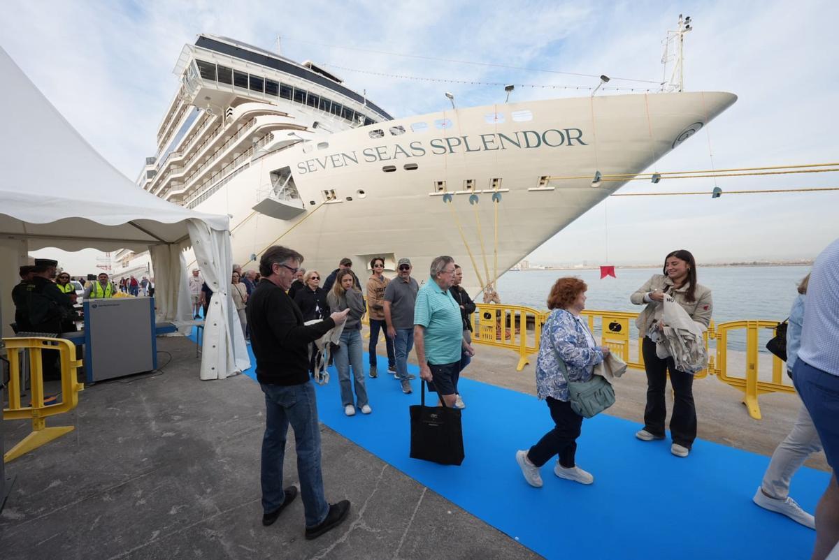 Llegada de un crucero al puerto de Castellón