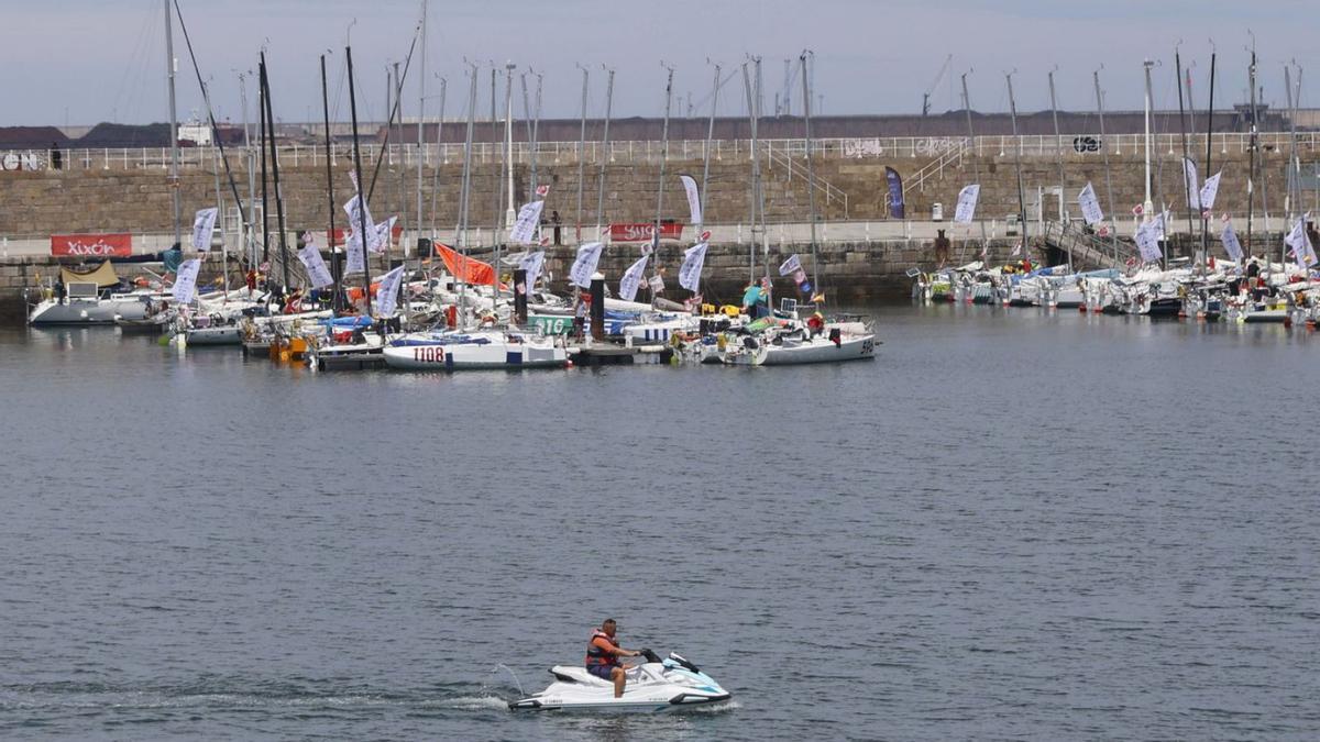 Al fondo, embarcaciones participantes en la regata, ayer en el Puerto Deportivo de Gijón. | MARCOS LEÓN