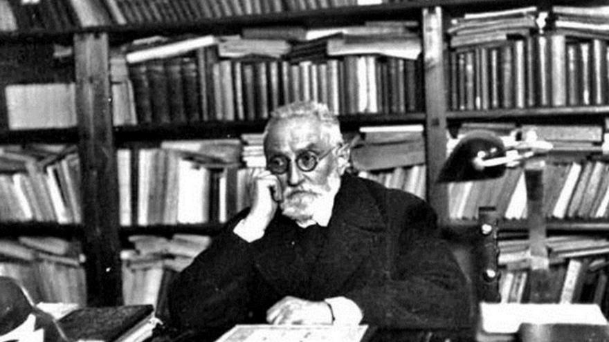 Unamuno,  en su biblioteca.