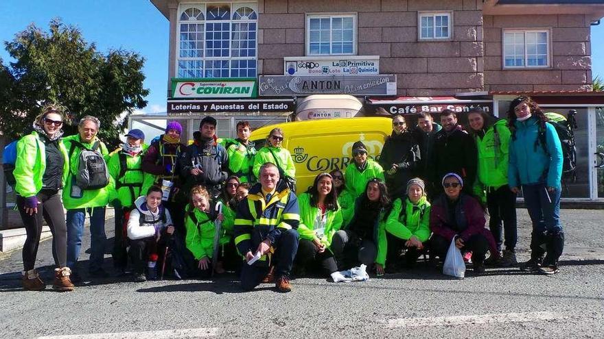 Los jóvenes que participan en la iniciativa junto con un cartero de Correos que brindó apoyo logístico.