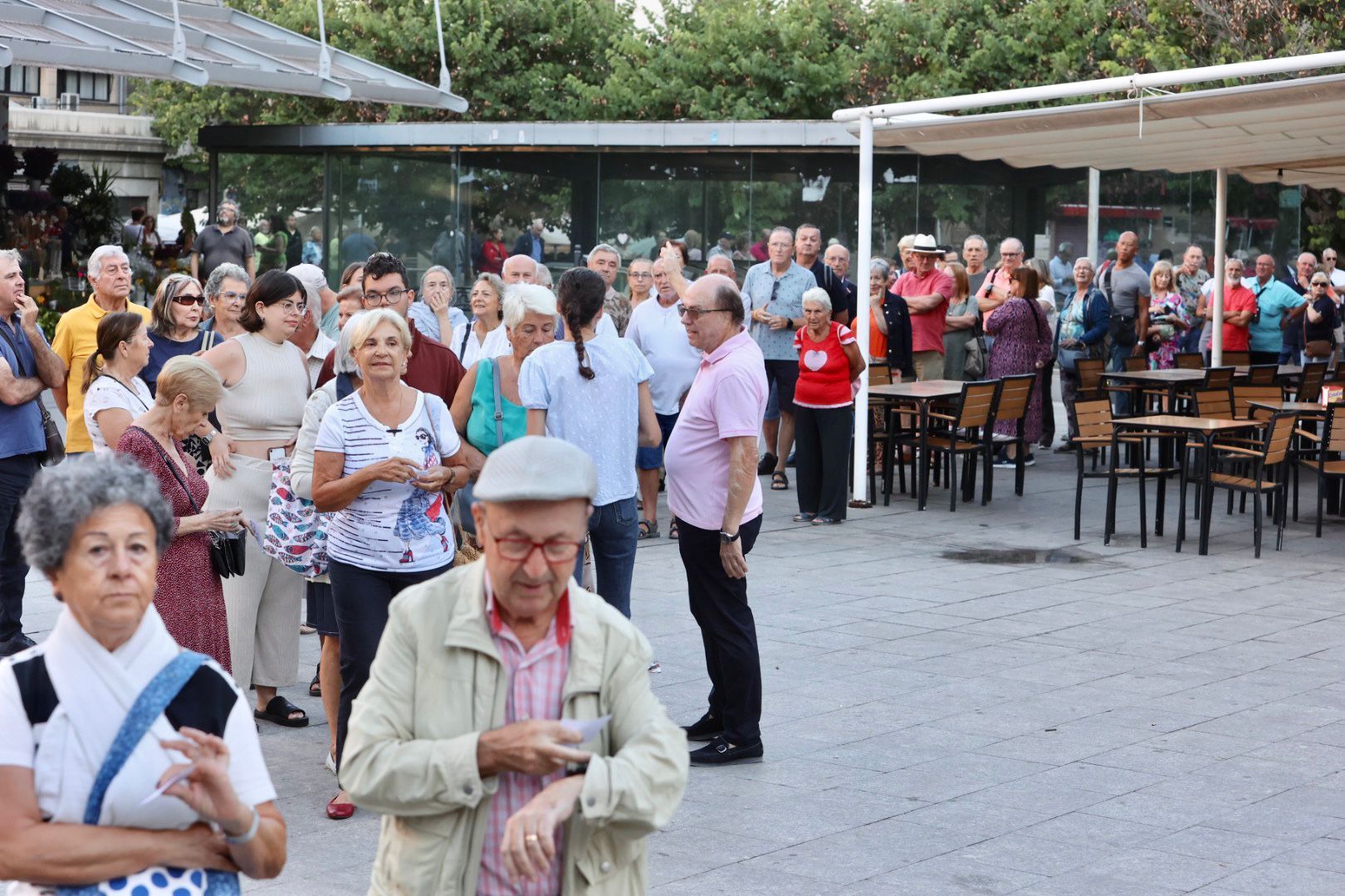 Colas de mayores de 65 años para adquirir el Bono Comercio