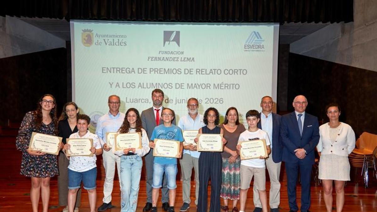 Foto de familia con los galardonados, los representantes de la Fundación y del gobierno local.
