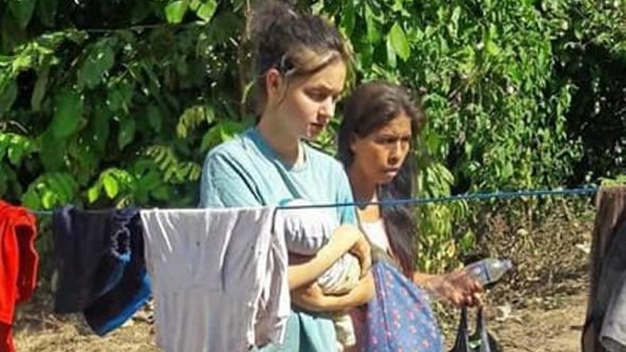 Patricia Aguilar, con su bebé de un mes en brazos tras ser rescatada por las autoridades peruanas.